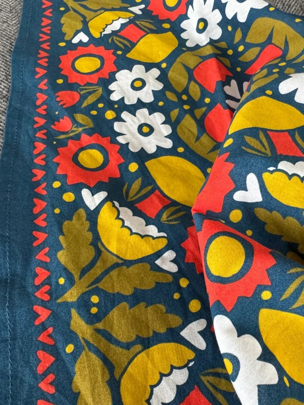 NWT, HANKER BANDANA IN DARLING, COLORFUL FLORAL PRINT!
